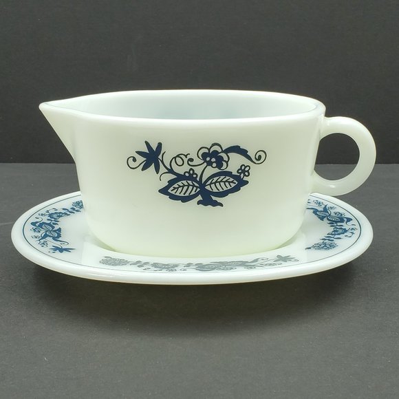 Pyrex Old Town Blue Gravy Boat with Underplate Corning Blue Onion Sauce Server - Picture 2 of 11